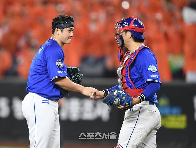 삼성 선발투수 최원태가 24일 대전 한화생명볼파크에서 열린 2025 KBO 포스트시즌 플레이오프 5차전 한화와 경기 4회 교체되며 강민호와 악수를 하고 있다. 대전 | 최승섭기자 thunder@sportsseoul.com