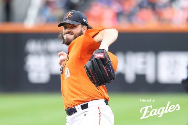 8일 오후 2시 대전 한화생명볼파크에서 열린 2025 신한 SOL뱅크 한국야구위원회(KBO) 포스트시즌(PS) 플레이오프(PO·5전3선승제) 1차전에서 난조를 보인 한화 이글스 투수 코디 폰세. /사진=한화 이글스