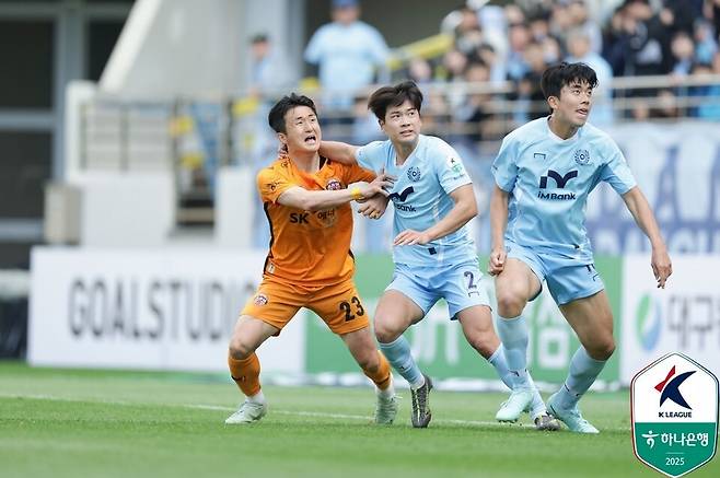 제주SK 임창우(왼쪽)와 대구FC 황재원이 지난 5월 대구 iM뱅크파크에서 열린 하나은행 K리그1 2025 11라운드에서 경합을 펼치는 모습. /사진=한국프로축구연맹