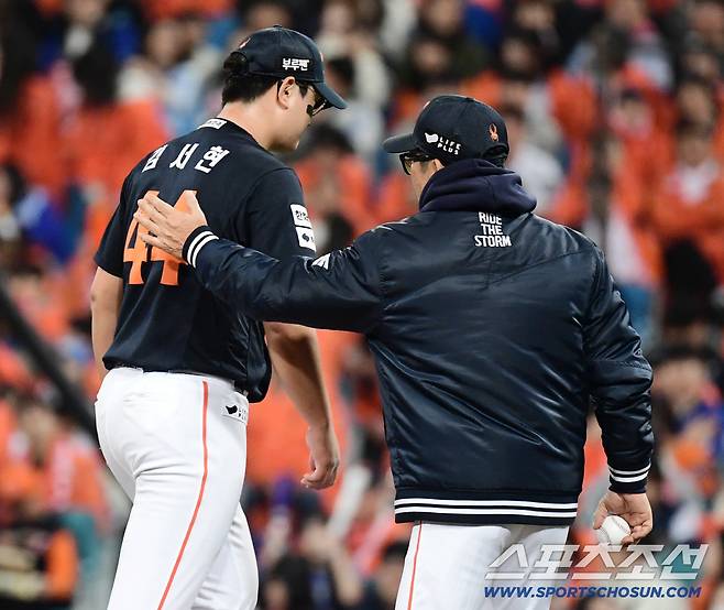 22일 대구 삼성라이온즈파크에서 열린 삼성과 한화의 PO 4차전. 6회말 2사 1, 2루. 강판 당하는 한화 김서현. 대구=송정헌 기자songs@sportschosun.com/2025.10.22/