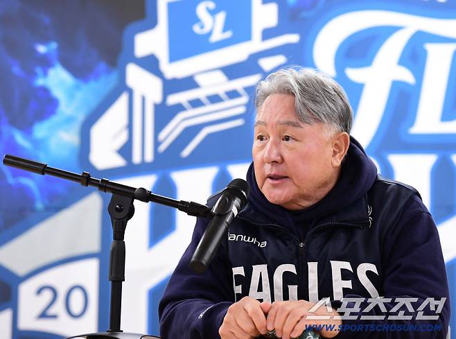 22일 대구 삼성라이온즈파크에서 열리는 삼성과 한화의 PO 4차전. 인터뷰 하고 있는 김경문 감독. 대구=송정헌 기자songs@sportschosun.com/2025.10.22/