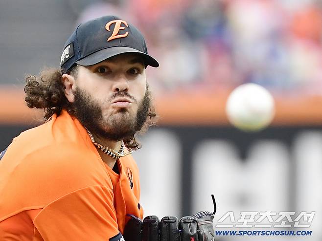 18일 대전 한화생명볼파크에서 열린 삼성과 한화의 PO 1차전. 선발 투구하고 있는 한화 폰세. 대전=송정헌 기자songs@sportschosun.com/2025.10.18/