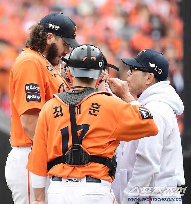 18일 대전 한화생명볼파크에서 열린 삼성과 한화의 PO 1차전. 2회초 선취 실점을 허용한 한화 선발 폰세. 대전=송정헌 기자songs@sportschosun.com/2025.10.18/