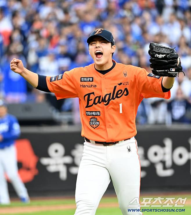 18일 대전한화생명볼파크에서 열린 삼성과 한화의 PO 1차전. 7회초 한화 문동주가 삼성 김지찬을 스트라이크 아웃 낫아웃으로 잡아내며 환호하고 있다. 대전=허상욱 기자wook@sportschosun.com/2025.10.18/