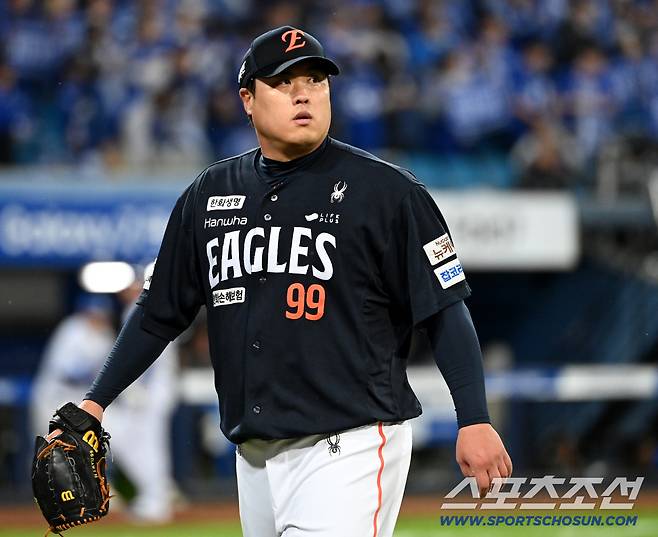 21일 대구 삼성라이온즈파크에서 열린 한화와 삼성의 플레이오프 3차전, 2회말 투구를 마친 류현진이 더그아웃으로 향하고 있다. 대구=허상욱 기자wook@sportschosun.com/2025.10.21/