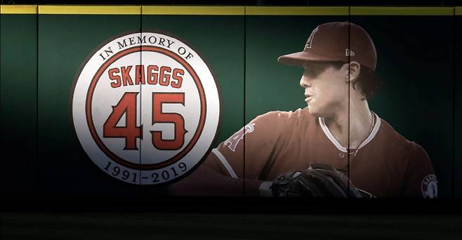 사망 당시 타일러 스캑스를 향한 추모가 담긴 에인절스 홈구장 펜스. AP연합뉴스