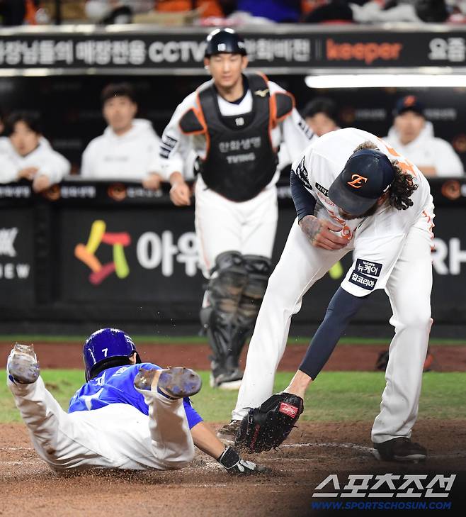 24일 대전 한화생명볼파크에서 열린 삼성과 한화의 PO 5차전. 2회말 2사 3루. 김지찬 낫아웃 상황 때 득점에 성공한 3루주자 이재현. 대전=송정헌 기자songs@sportschosun.com/2025.10.24/