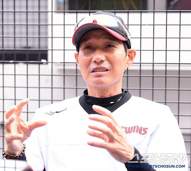 27일 대전 한화생명볼파크에서 열린 KBO리그 한화와 LG의 경기. 기자들의 질문에 답하는 LG 염경엽 감독. 대전=송정헌 기자songs@sportschosun.com/2025.09.27/