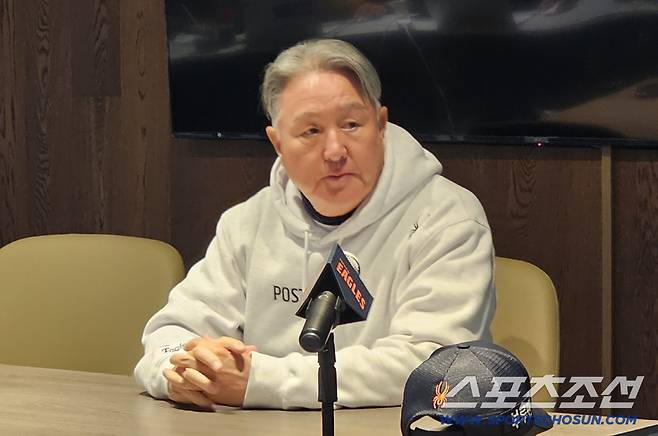 한화 김경문 감독이 플레이오프 5차전서 승리한 뒤 인터뷰를 하고 있다. 대전=권인하 기자