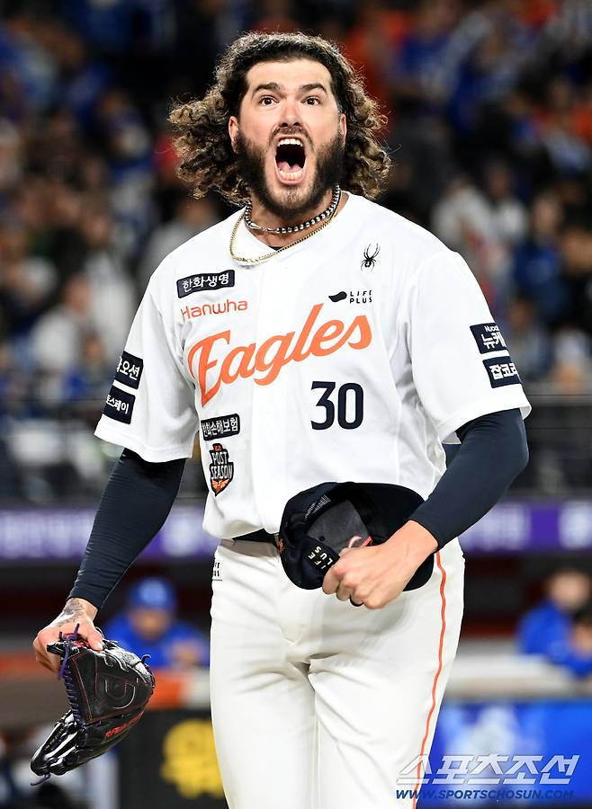 24일 대전 한화생명볼파크에서 열린 PO 5차전 삼성과 한화의 경기, 5회초 폰세가 디아즈를 삼진 처리하며 이닝을 끝낸 후 관중석의 팬들을 향해 환호하고 있다. 대전=허상욱 기자wook@sportschosun.com/2025.10.24/