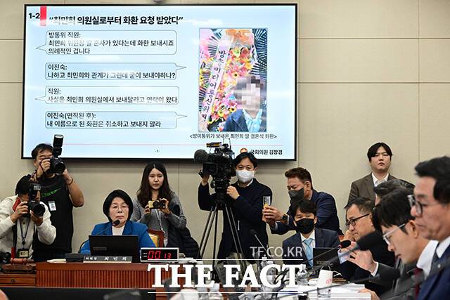 정치권 안팎에서는 국정감사의 본래 취지를 잃고 정치 무대로 변질됐다는 비판이 거세다. 사진은 김장 국민의힘 의원이 국감에 앞서 최민희 위원장 자녀 결혼식과 관련해 자료제출 요구를 하고 있논 모습. /남윤호 기자