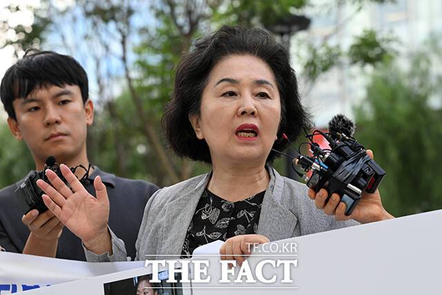 김영선 전 국민의힘 의원이 4일 오전 서울 종로구 KT 광화문 빌딩 웨스트에 마련된 김건희 여서 관련 의혹을 수사 중인 민중기 특별검사팀 사무실로 출석하며 기자회견을 하고 있다. /서예원 기자