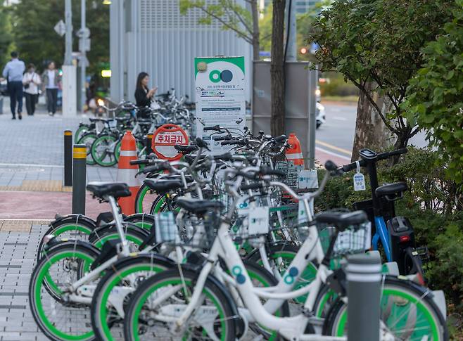 16일 오후 서울 여의도역 인근 한 빌딩앞 따릉이 이용소 모습./김지호 기자