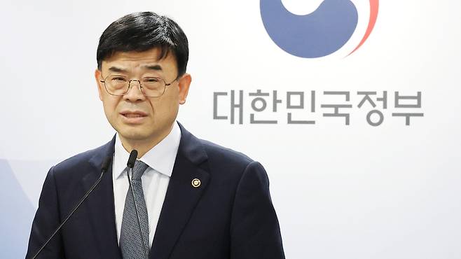 이상경 국토교통부 1차관이 지난 8월 21일 오후 서울 종로구 정부서울청사에서 외국인 토지거래허가구역 지정 관련 합동 브리핑을 하고 있다. 2025.8.21/뉴스1