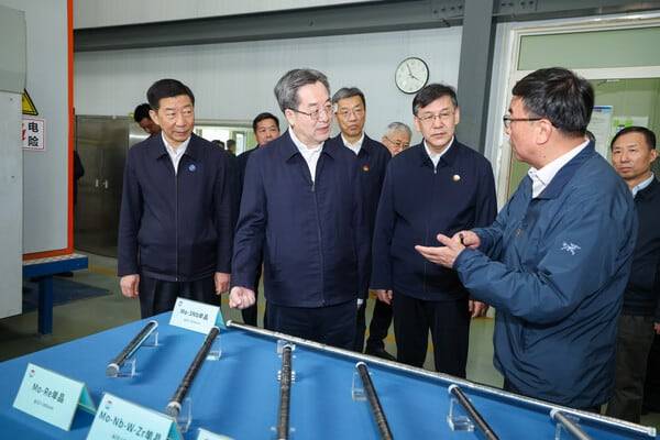 지난 14일부터 16일까지 중국 산시성의 주요 산업시설을 시찰한 딩쉐샹 중국공산당 서열 6위 딩쉐샹 상무부총리(왼쪽부터 두번째). photo 뉴시스