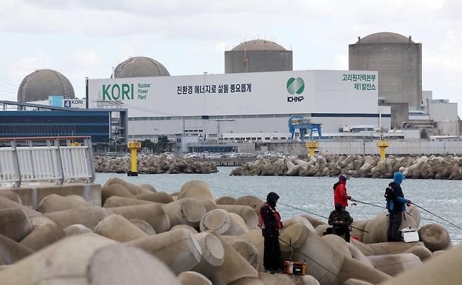 [부산=뉴시스] 하경민 기자 = 원자력안전위원회가 23일 고리원전 2호기의 계속운전 허가에 대한 심의를 재개한다. 부산 기장군의 한 마을에서 바라본 고리원전 2호기(오른쪽 두번째)와 영구 정지 8년 만인 지난 6월 해체가 결정된 고리원전 1호기(맨 오른쪽) 모습. /뉴시스