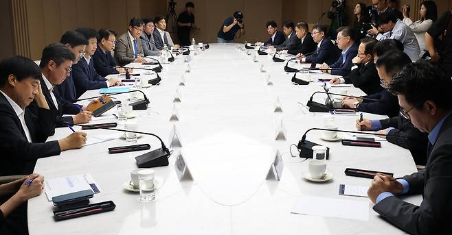 지난 9월 9일 오후 서울 중구 대한상공회의소에서 열린 더불어민주당 코스피5000특위·경제형벌민사책임합리화TF와 경제 8단체의 간담회에서 참석자들이 대화를 나누고 있다. /뉴스1