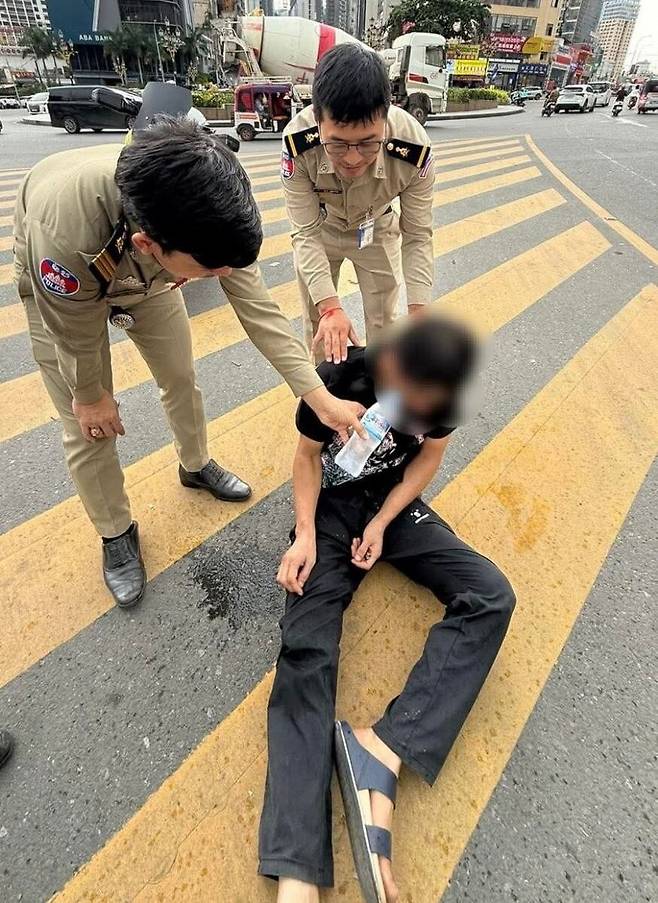 지난 21일 캄보디아 남서부 시아누크빌의 한 대로 로터리에서 도움을 요청하던 한국인 40대 남성이 현지 경찰에 발견됐다. /크메르타임스 캡처