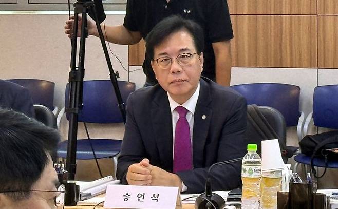 송언석 국민의힘 원내대표가 지난 22일(현지시간) 캄보디아 프놈펜 주캄보디아 한국 대사관에서 열린 외교통일위원회 주캄보디아대사관·주베트남대사관·주태국대사관·주라오스대사관에 대한 국정감사에서 질의를 준비하고 있다. ⓒ주캄보디아한국대사관 제공