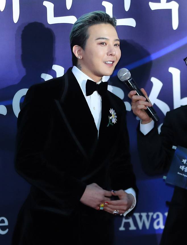 지드래곤이 대한민국 대중문화예술상에서 역대 최연소 옥관 문화훈장을 수훈했다. 그는 “내 자신이 가수인 게 자랑스럽다”며 빅뱅 멤버들과의 영광을 언급했다. 사진=뉴시스