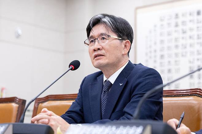오동운 공수처장이 24일 서울 여의도 국회에서 열린 법제사법위원회 고위공직자범죄수사처 등에 대한 국정감사에 출석해 의원 질의에 답변하고 있다. 뉴스1