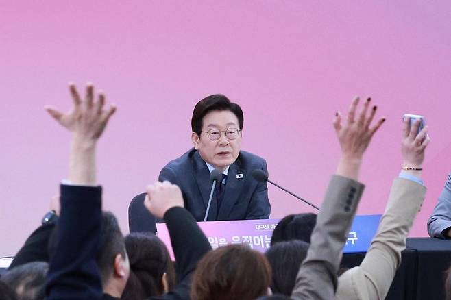 이재명 대통령이 24일 대구광역시 북구 엑스코에서 열린 ‘대구의 마음을 듣다’ 타운홀 미팅에서 참석자들의 질문을 받고 있다. 대구=뉴시스