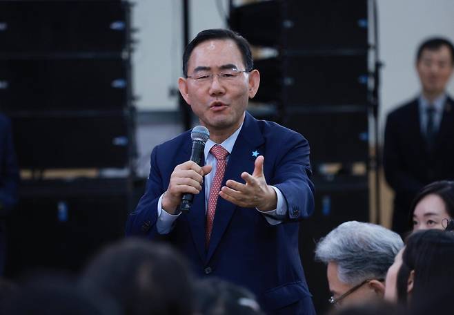 주호영 국회부의장이 24일 대구광역시 북구 엑스코에서 열린 ‘대구의 마음을 듣다’ 타운홀 미팅에서 발언하고 있다. 대구=뉴시스