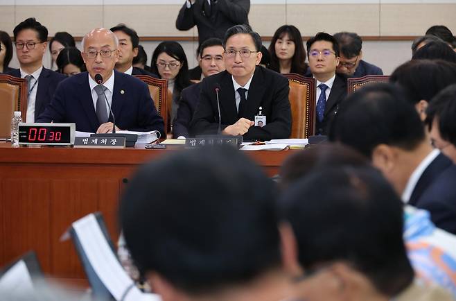 조원철 법제처장이 24일 오전 서울 여의도 국회에서 열린 법제사법위원회의 법제처에 대한 국정감사에서 질의에 답하고 있다. 2025.10.24. 뉴시스