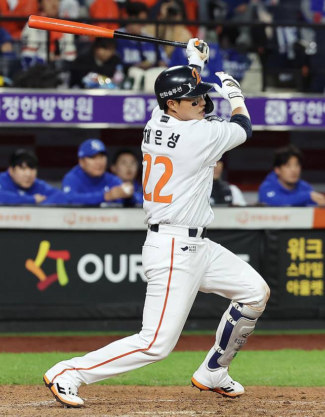 24일 오후 대전 한화생명볼파크에서 열린 프로야구 2025 신한 SOL뱅크 KBO 플레이오프 5차전 삼성 라이온즈와 한화 이글스의 경기, 한화 채은성이 5회말 무사 1,2루 상황 2타점 적시타를 치고 있다. 2025.10.24. 뉴스1