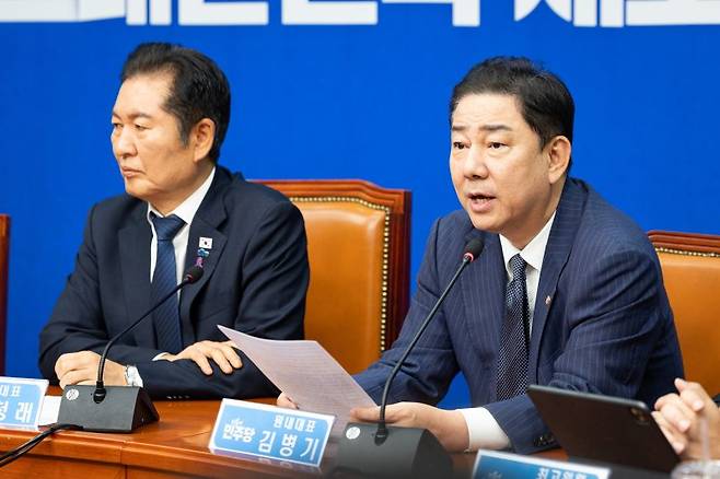 김병기 더불어민주당 원내대표가 24일 서울 여의도 국회에서 열린 최고위원회의에서 모두 발언을 하고 있다. 뉴스1