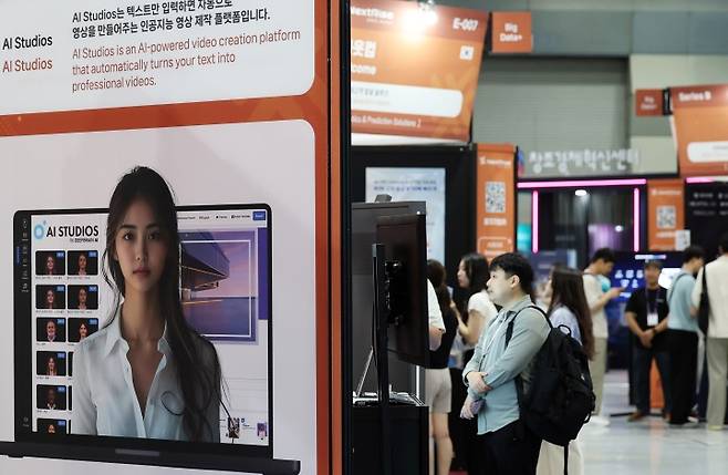 '넥스트라이즈 2025'에서 참관객들이 AI 스튜디오를 살펴보고 있다.(ⓒ뉴스1, 무단 전재-재배포 금지)