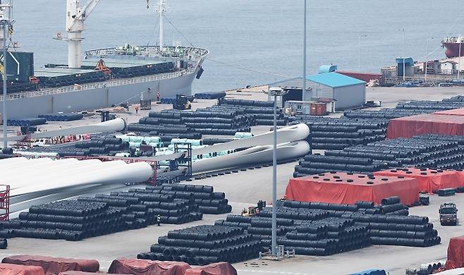 사진은 7일 경기도 평택항에 철강 제품이 쌓여 있는 모습. 2025.7.7(저작권자(c) 연합뉴스, 무단 전재-재배포 금지)