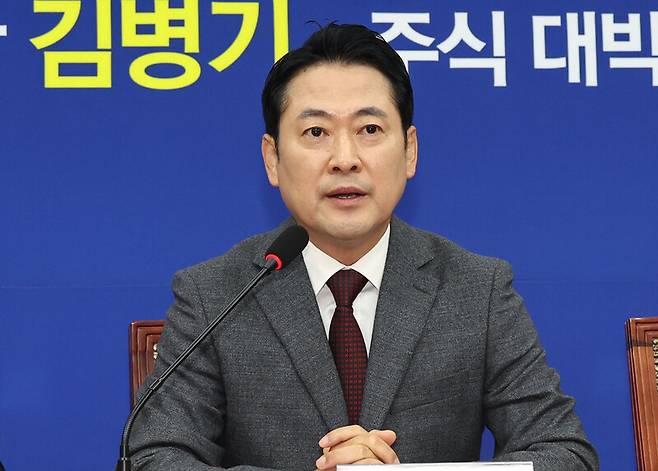 장동혁 국민의힘 대표가 지난 22일 국회에서 열린 부동산정책 정상화 특별위원회 임명장 수여식 밀 제1차 전체회의에서 정부의 부동산 정책을 비판하는 발언을 하고 있다. 윤운식 선임기자 yws@hani.co.kr