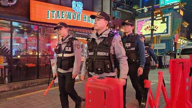 서울경찰청 기동순찰1대 4팀 대원들이 24일 저녁 서울 용산구 이태원 세계음식거리를 순찰하고 있다. 장종우 기자