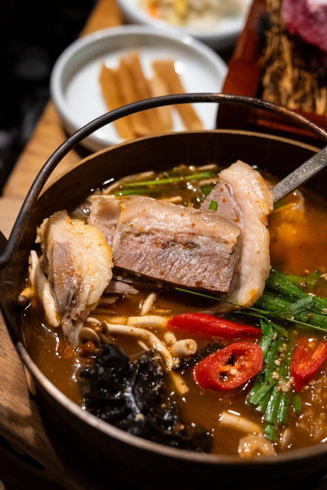 전남 순천의 염소 요리 전문점 '고력당'의 흑염소 약용 홍양탕. 전라도에서는 염소탕을 양탕이라고도 부른다. 장준우 제공