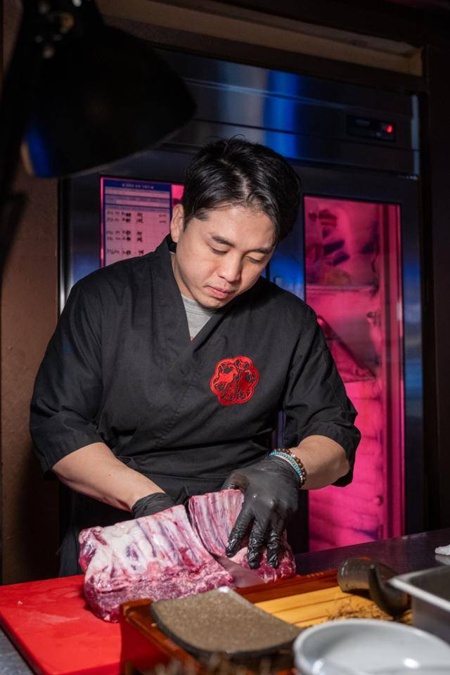 최유성 고력당 셰프가 염소 갈비살을 손질하고 있다. 장준우 제공