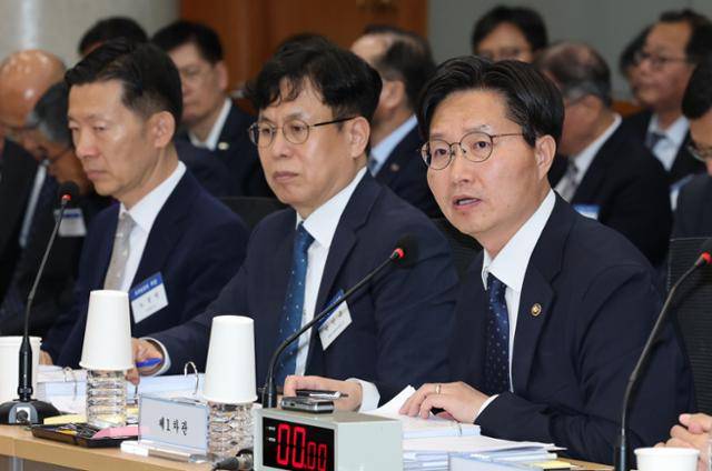 구혁채(오른쪽) 과학기술정보통신부 제1차관이 24일 대전 한국전자통신연구원(ETRI)에서 열린 국회 과학기술정보방송통신위원회 국정감사에서 질의에 답변하고 있다. 대전=뉴스1