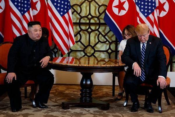 김정은(왼쪽) 북한 국무위원장과 도널드 트럼프 미국 대통령이 지난 2019년 2월 28일 베트남 하노이 메트로폴호텔 회담장에서 정상회담을 하고 있다. AFP 연합뉴스 자료사진