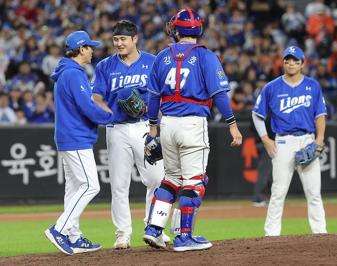 <yonhap photo-5973=""> 아쉬움 가득, 마운드 내려가는 최원태 (대전=연합뉴스) 류영석 기자 = 24일 대전한화생명볼파크에서 열린 2025 프로야구 KBO리그 포스트시즌 플레이오프 5차전 삼성 라이온즈와 한화 이글스의 경기. 삼성 선발 투수 최원태가 4회말 마운드를 내려오고 있다. 2025.10.24 ondol@yna.co.kr/2025-10-24 20:04:27/ <저작권자 ⓒ 1980-2025 ㈜연합뉴스. 무단 전재 재배포 금지, AI 학습 및 활용 금지></yonhap>