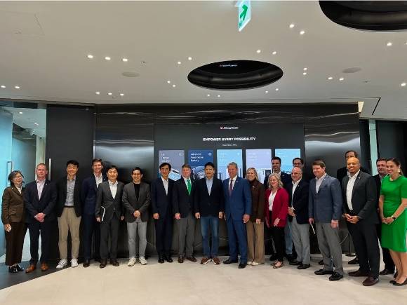 브라이언 켐프 미국 조지아 주지사와 일행들이 24일 LG에너지솔루션 본사를 찾아 기념사진을 찍고 있다. [사진=브라이언 켐프 주지사 인스타그램]