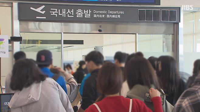 오늘(24일) 보안검색 절차 강화로 혼잡한 제주국제공항 출발 대합실 모습 (사진, 박주혁 기자)