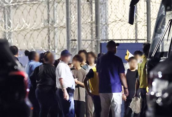 이민단속으로 체포됐던 현대차-LG엔솔 배터리공장 건설 현장 직원들이 애틀란타 공항으로 향하기 위해 9월 11일(현지시간) 미국 조지아주 포크스턴의 이민세관단속국(ICE) 구금시설을 나서며 버스에 탑승하고 있다. 연합뉴스