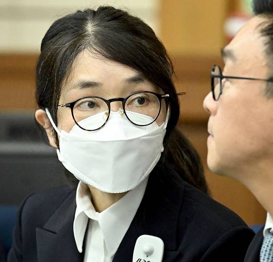 김건희 여사가 지난달 24일 서울 서초동 서울중앙지법에서 열린 김 여사의 특정범죄가중처벌법상 알선수재 및 자본시장법·정치자금법 위반 등 사건 첫 재판에 출석해 변호사와 대화하고 있다. 뉴스1