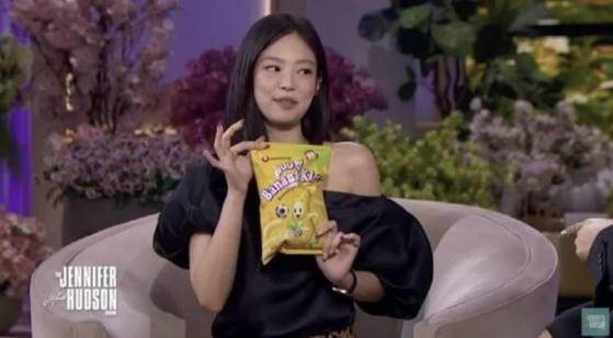 제니가 미국 예능 방송에 출연해 바나나킥을 소개하는 모습. 커뮤니티 캡처