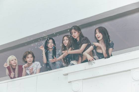 엔믹스는 정규 1집 ‘블루 밸런타인(Blue Valentine)’으로 커리어하이를 달성했다. 사진 JYP엔터테인먼트