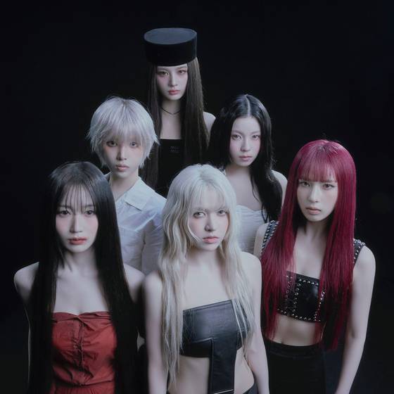 엔믹스는 '사랑의 양가감정'을 시각화한 콘셉트로 컴백했다. 사진 JYP엔터테인먼트
