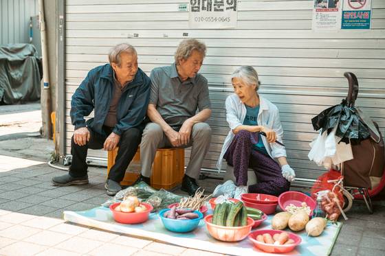 영화 '사람과 고기'의 형준(박근형), 우식(장용), 화진(예수정)은 우연한 계기로 만나 무전취식이란 모험이자 일탈을 저지른다. 사진 트리플픽쳐스