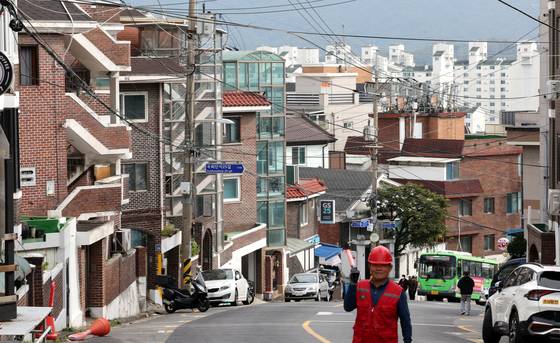 지난 20일부터 서울 전역과 경기도 남부 12개 지역에 토지거래허가제도가 시행되면서 오피스텔과 빌라 등 비(非)아파트 시장이 상승세로 들어서고 있다. 뉴스1