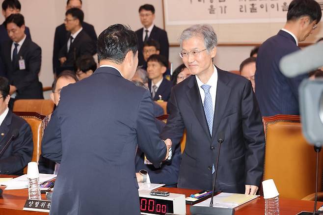이재명 정부 첫 국정감사가 시작된 지난 13일 서울 여의도 국회에서 열린 법제사법위원회 국정감사에서 장동혁 국민의힘 대표가 조희대 대법원장에게 다가가 인사하고 있다. [연합뉴스]