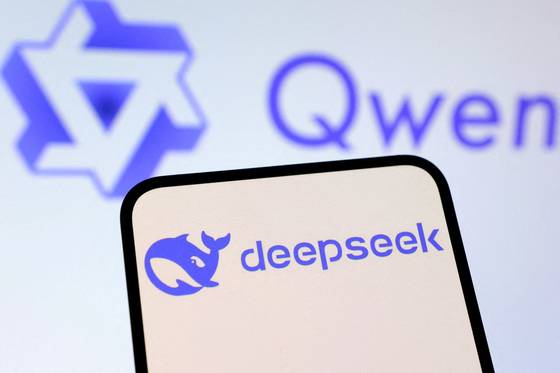 중국의 AI 모델 딥시크와 큐엔. 로이터=연합뉴스